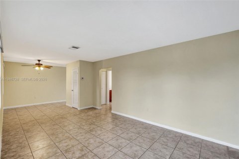 House in Hallandale Beach, Florida 1 bedroom, 588.26 sq.m. № 2002912 - photo 7