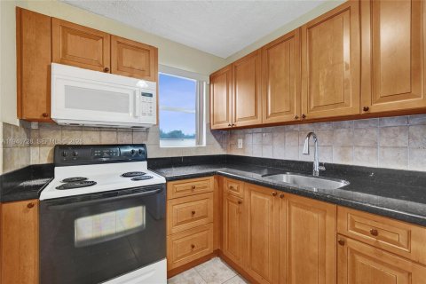 House in Hallandale Beach, Florida 1 bedroom, 588.26 sq.m. № 2002912 - photo 3