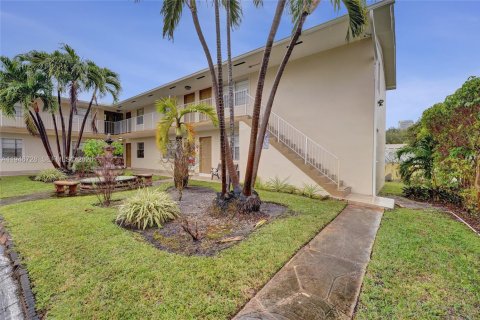 House in Hallandale Beach, Florida 1 bedroom, 588.26 sq.m. № 2002912 - photo 13