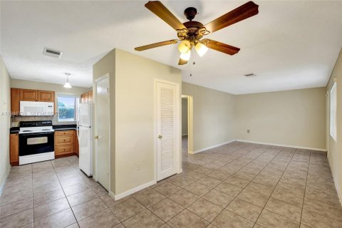 House in Hallandale Beach, Florida 1 bedroom, 588.26 sq.m. № 2002912 - photo 11