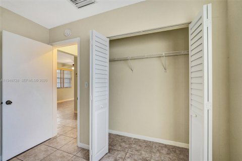 House in Hallandale Beach, Florida 1 bedroom, 588.26 sq.m. № 2002912 - photo 17