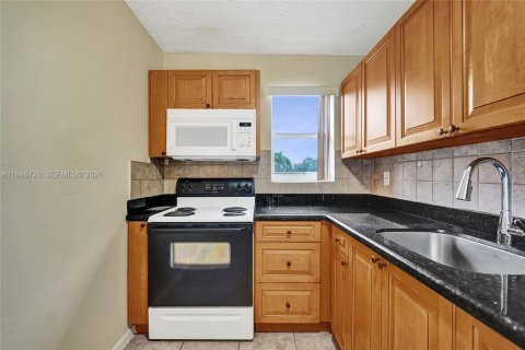 House in Hallandale Beach, Florida 1 bedroom, 588.26 sq.m. № 2002912 - photo 14