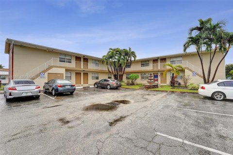 House in Hallandale Beach, Florida 1 bedroom, 588.26 sq.m. № 2002912