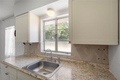 House in Sarasota, Florida 3 bedrooms, 80.64 sq.m. № 2302998 - photo 18