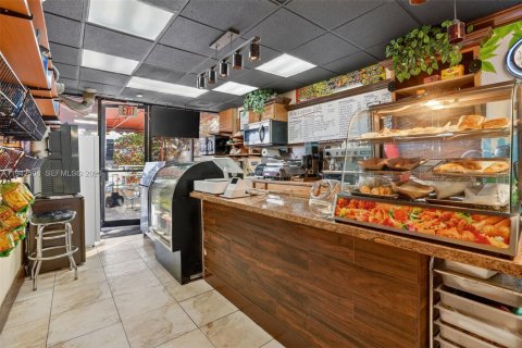 Propiedad comercial en venta en Miami, Florida № 1999848 - foto 4