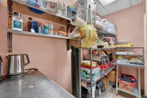 Propiedad comercial en venta en Miami, Florida № 1999848 - foto 9