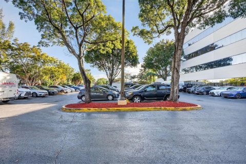 Propiedad comercial en venta en Miami, Florida № 1999848 - foto 18