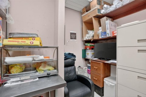 Propiedad comercial en venta en Miami, Florida № 1999848 - foto 10