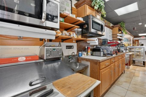 Propiedad comercial en venta en Miami, Florida № 1999848 - foto 5