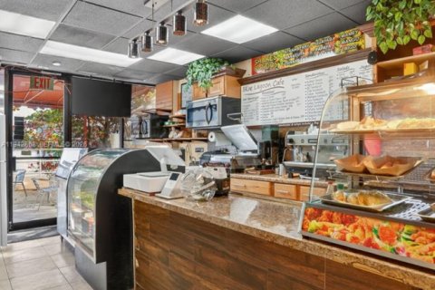 Propiedad comercial en venta en Miami, Florida № 1999848 - foto 8