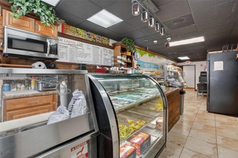 Propiedad comercial en venta en Miami, Florida № 1999848 - foto 3