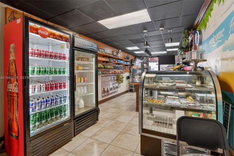 Propiedad comercial en venta en Miami, Florida № 1999848 - foto 6