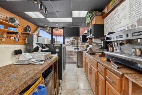 Propiedad comercial en venta en Miami, Florida № 1999848 - foto 7