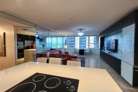 Condo in Hollywood, Florida, 2 bedrooms  № 2037015 - photo 7