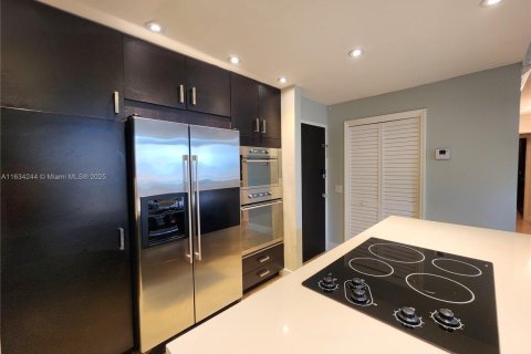 Condo in Hollywood, Florida, 2 bedrooms  № 2037015 - photo 8