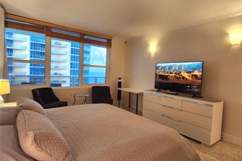 Condo in Hollywood, Florida, 2 bedrooms  № 2037015 - photo 16