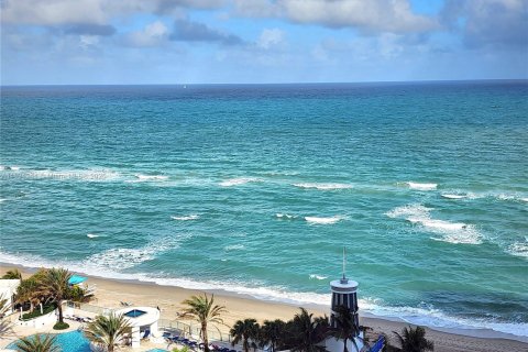 Condo in Hollywood, Florida, 2 bedrooms  № 2037015 - photo 11