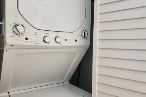 Condo in Hollywood, Florida, 2 bedrooms  № 2037015 - photo 24