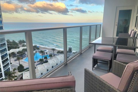 Condo in Hollywood, Florida, 2 bedrooms  № 2037015 - photo 2