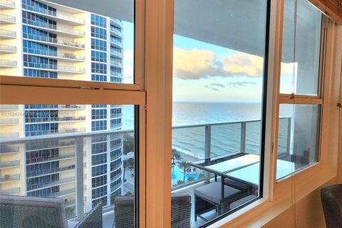 Condo in Hollywood, Florida, 2 bedrooms  № 2037015 - photo 15