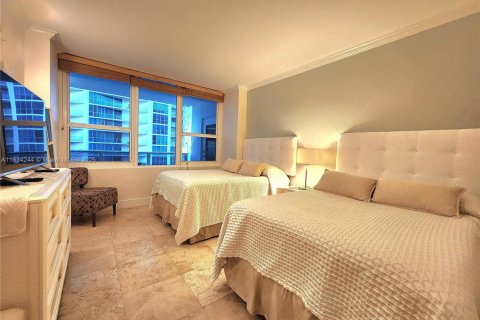 Condo in Hollywood, Florida, 2 bedrooms  № 2037015 - photo 21