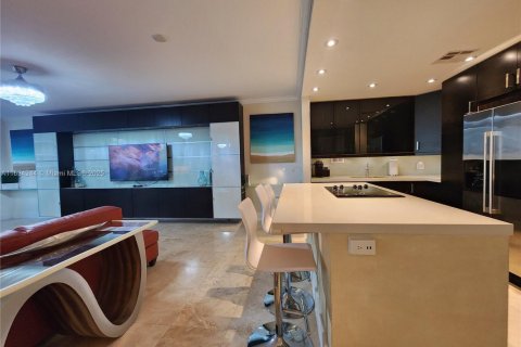 Condo in Hollywood, Florida, 2 bedrooms  № 2037015 - photo 13