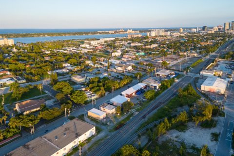 Propiedad comercial en alquiler en West Palm Beach, Florida № 1080623 - foto 1