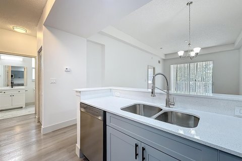 Снять в аренду квартиру в Уэст-Палм-Бич, Флорида 3 комнаты, 120.77м2, № 2253903 - фото 5