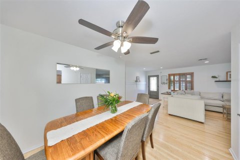 House in Saint Petersburg, Florida 3 bedrooms, 132.2 sq.m. № 1732315 - photo 11