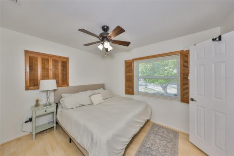 House in Saint Petersburg, Florida 3 bedrooms, 132.2 sq.m. № 1732315 - photo 4