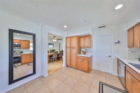 House in Saint Petersburg, Florida 3 bedrooms, 132.2 sq.m. № 1732315 - photo 17