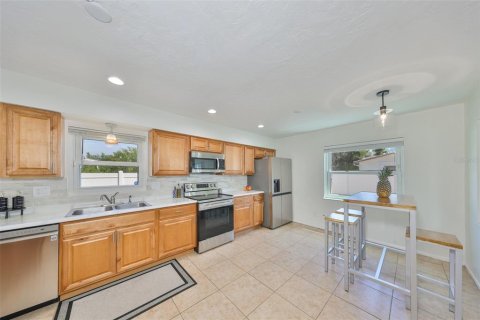 House in Saint Petersburg, Florida 3 bedrooms, 132.2 sq.m. № 1732315 - photo 2