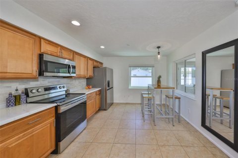 House in Saint Petersburg, Florida 3 bedrooms, 132.2 sq.m. № 1732315 - photo 13