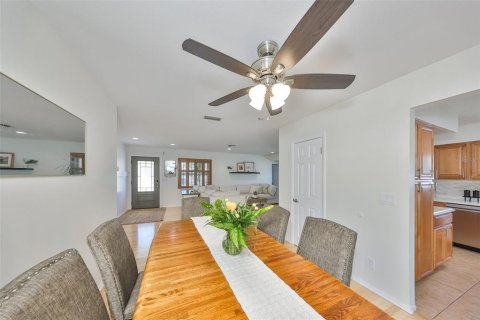 House in Saint Petersburg, Florida 3 bedrooms, 132.2 sq.m. № 1732315 - photo 12