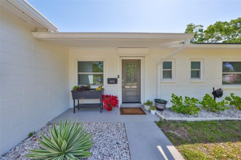 House in Saint Petersburg, Florida 3 bedrooms, 132.2 sq.m. № 1732315 - photo 1