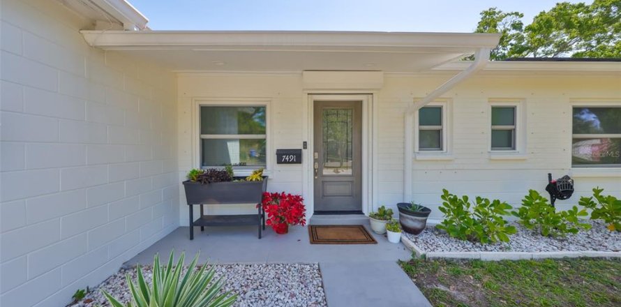 House in Saint Petersburg, Florida 3 bedrooms, 132.2 sq.m. № 1732315
