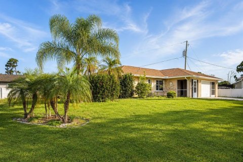 House in Port Charlotte, Florida 3 bedrooms, 195.09 sq.m. № 2258374 - photo 2