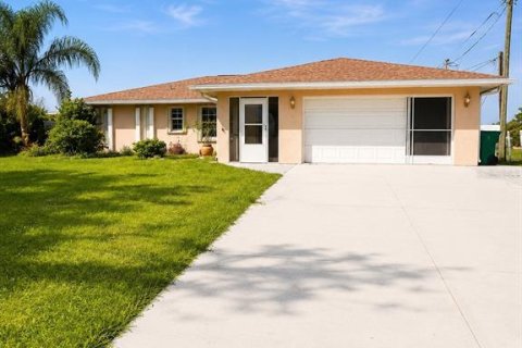 House in Port Charlotte, Florida 3 bedrooms, 195.09 sq.m. № 2258374