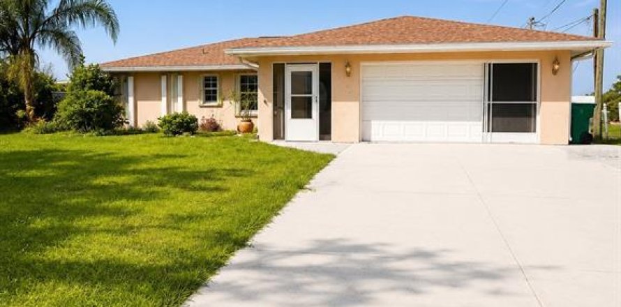 House in Port Charlotte, Florida 3 bedrooms, 195.09 sq.m. № 2258374