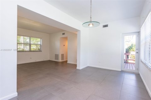 Villa ou maison à louer à El Portal, Floride: 3 chambres, 139.35 m2 № 2154237 - photo 9