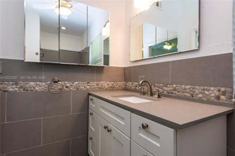 Villa ou maison à louer à El Portal, Floride: 3 chambres, 139.35 m2 № 2154237 - photo 16
