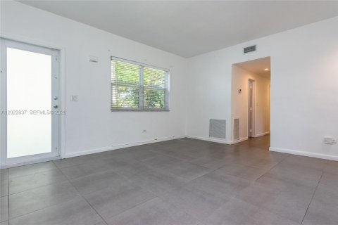 Villa ou maison à louer à El Portal, Floride: 3 chambres, 139.35 m2 № 2154237 - photo 13