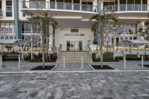 Condo in West Palm Beach, Florida, 2 bedrooms  № 2427681 - photo 15