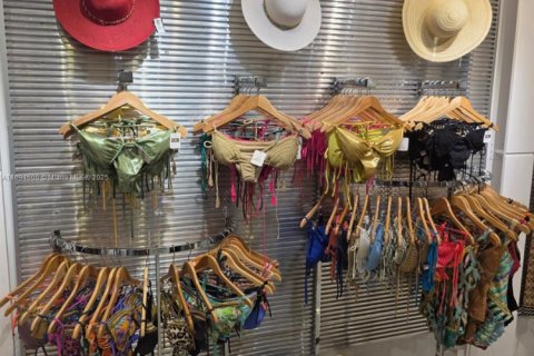 Commercial property in Miami, Florida № 1958005 - photo 4