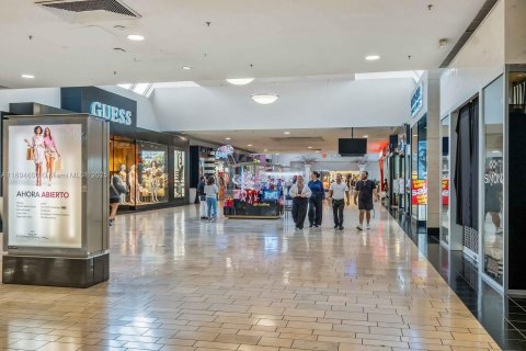 Commercial property in Miami, Florida № 1958005 - photo 1