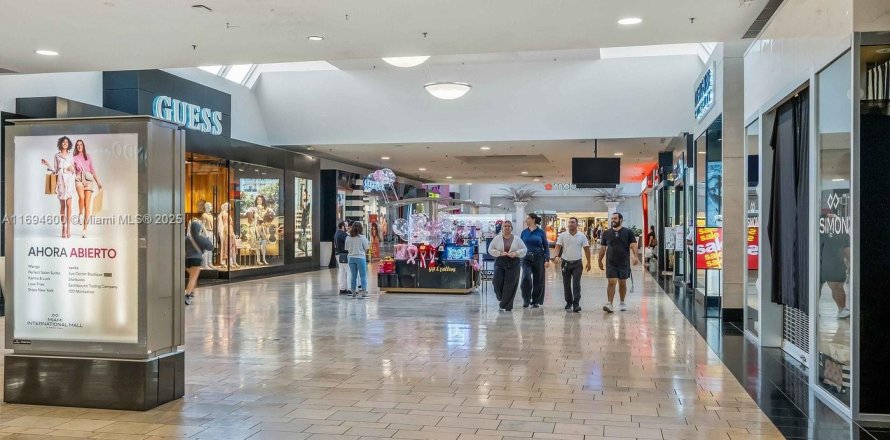 Commercial property in Miami, Florida № 1958005