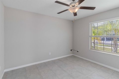 Villa ou maison à louer à Wimauma, Floride: 4 chambres, 244.8 m2 № 2114407 - photo 12