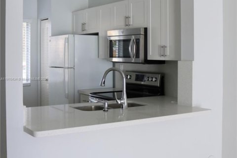 Touwnhouse à vendre à Miami, Floride: 3 chambres, 117.99 m2 № 1966898 - photo 11