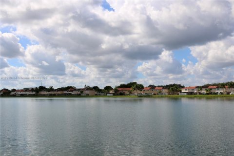 Touwnhouse à vendre à Miami, Floride: 3 chambres, 117.99 m2 № 1966898 - photo 18