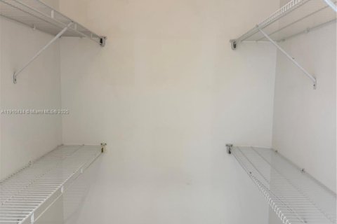 Touwnhouse à vendre à Miami, Floride: 3 chambres, 117.99 m2 № 1966898 - photo 17